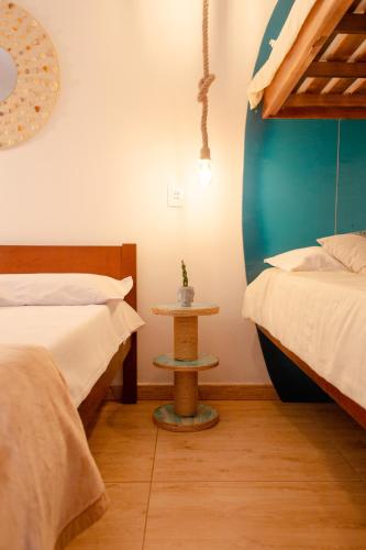 Katil atau katil-katil dalam bilik di Babitonga Hostel - 100m da Prainha