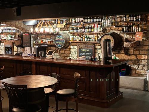 a bar with a table and chairs in a room at Hermann Crown Suites in Hermann