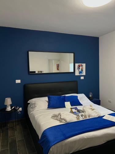 a bedroom with blue walls and a large bed at Donna Maria Suite & Relax in Serino