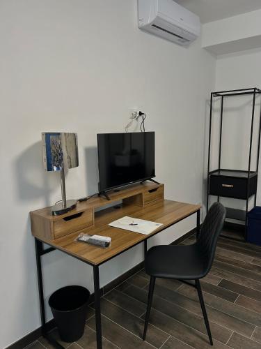 a desk with a television and a chair in a room at Donna Maria Suite & Relax in Serino