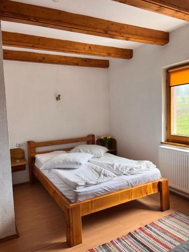 เตียงในห้องที่ Casa alpin