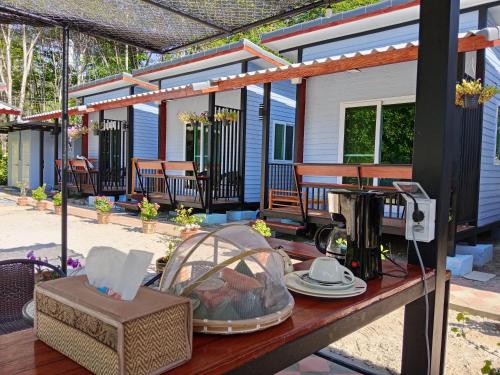 een huis met een tafel met eten erop bij Mook Raya Resort in Ko Mook