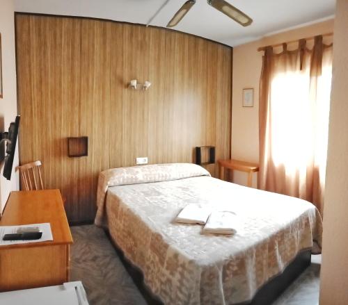 Postel nebo postele na pokoji v ubytování Hostal Cristina
