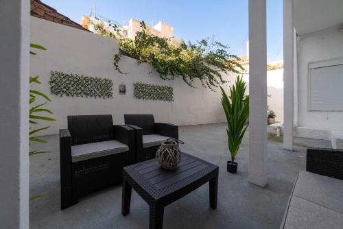 Thissio Getaway 2BA next to Athens ancient market