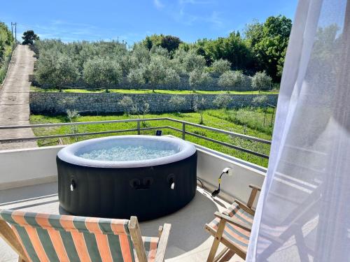 Bazén v ubytování Tiny House with Hot Tub & View nebo v jeho okolí