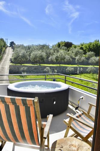 Balkón nebo terasa v ubytování Tiny House with Hot Tub & View