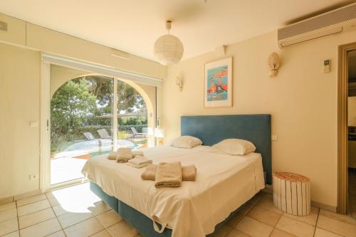 Giường trong phòng chung tại VILLA LES PINS