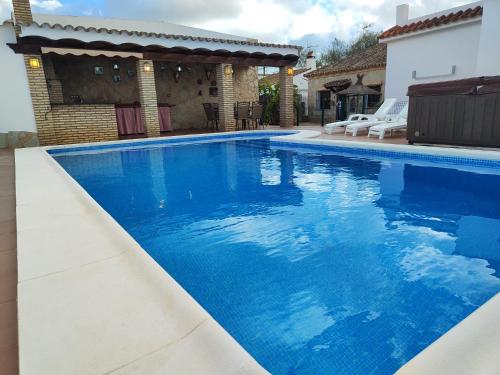 Encantador chalet con piscina