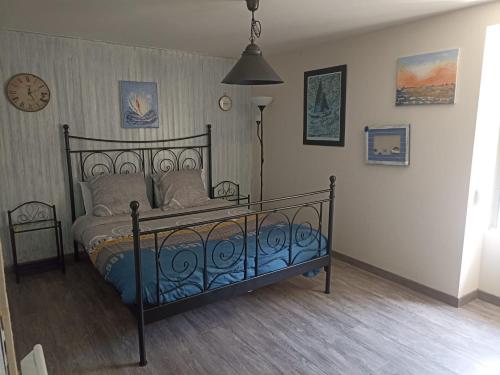 une chambre avec un lit et une horloge au mur dans l'établissement Bonabri, à Hillion