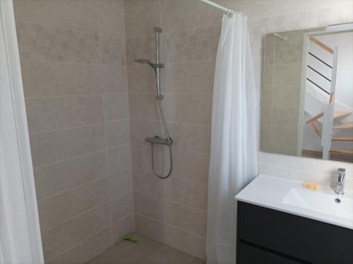 une salle de bain avec douche et lavabo dans l'établissement Maison RIVEDOUX PLAGE 4 chambres à 300m de la plage - climatisée, à Rivedoux-Plage