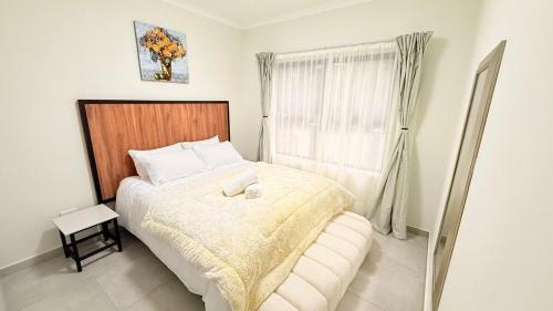 Ένα ή περισσότερα κρεβάτια σε δωμάτιο στο Luxury 2 Bedroom 2 Bathroom Apartment In Boksburg