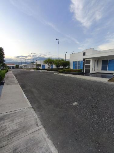 an empty street in front of a building at Casa Flandes Tolima Amplia Totalmente Equipada in Flandes