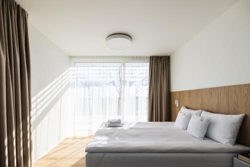 Ένα ή περισσότερα κρεβάτια σε δωμάτιο στο PROMENADA apartamenty & spa PRZY PLAŻY