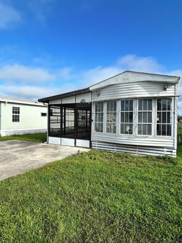 un gran edificio blanco con garaje en Serene Stay, en Fort Myers Beach