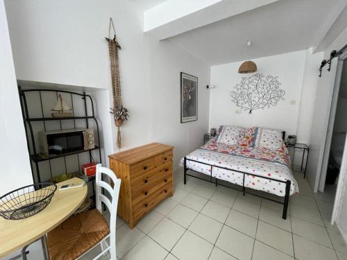 une chambre avec un lit, une table et un bureau dans l'établissement Studio plein coeur d'Argeles sur Mer, à Argelès-sur-Mer