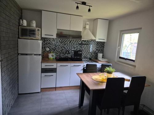 Una cocina o zona de cocina en Domek Konrad - balia ogrodowa dodatkowo płatna