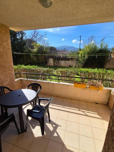 un balcon avec une table et des chaises et une vue dans l'établissement 2 pièces proche mer et commerces, à La Celle-sous-Gouzon