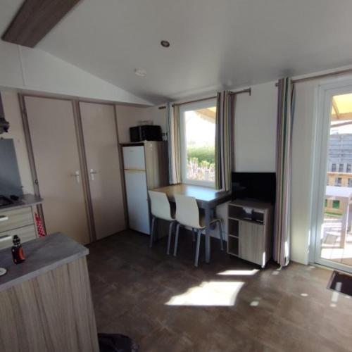 un salon avec un bureau et une télévision dans l'établissement Mobilhome 6 personnes, à Douarnenez