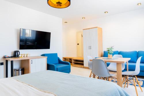 a room with a bed and a table and chairs at Złota Willa - 100m od plaży in Jastarnia