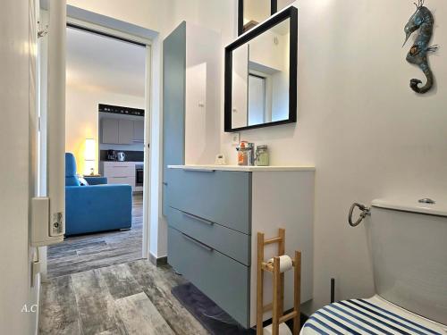 - une chambre avec une commode bleue et un miroir dans l'établissement L'echapée Bleue - cosy refait a neuf, avec terrasse et vue jardin, tout se fait à pied - BY AURAconciergerie, à Bandol