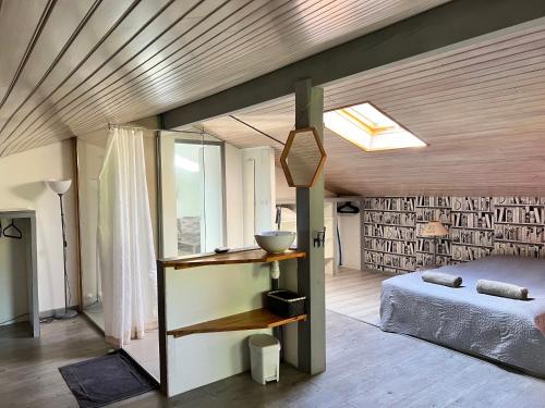 une chambre avec un lit et une lucarne dans l'établissement Maison 6 pers 3 Chb avec jardin, proche Golf Hossegor, à Capbreton