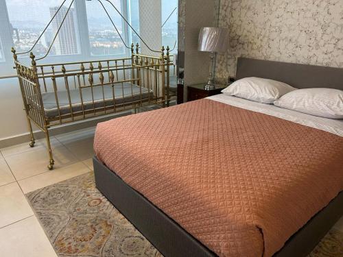 a bedroom with a bed and a large window at Centro Banamex Hipódromo de las Américas Toreo in Mexico City