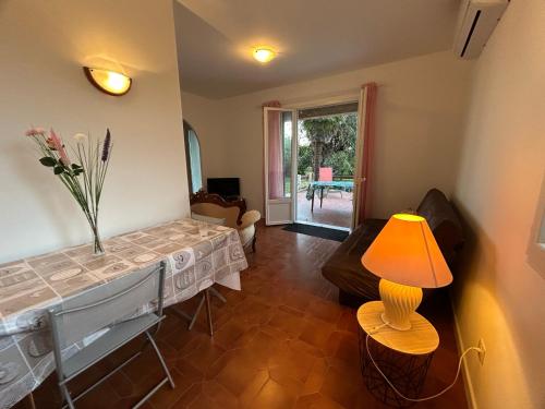 un salon avec une table et une lampe dans l'établissement Maison familiale mer et montagne, à Santa-Lucia-di-Moriani