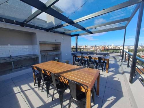 Modern, suitable and comfortable with a balcony的阳台或露台