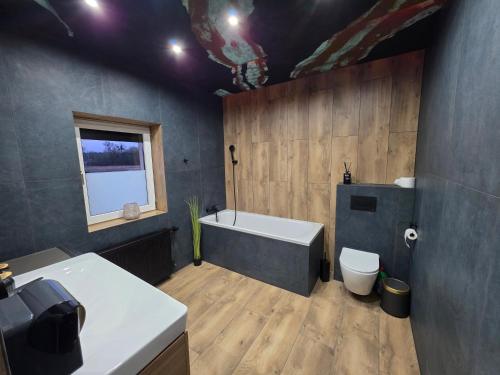 Et badeværelse på Apartament PREMIUM z ruską banią, kominkiem i oranżerią w centrum