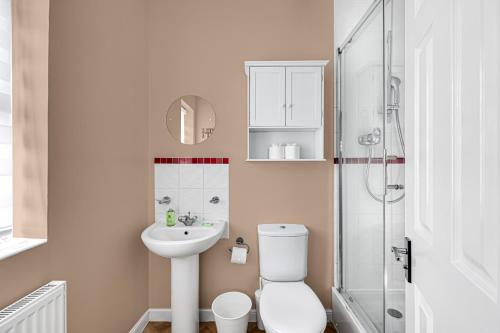 Koupelna v ubytování Stylish Apartment - 4 minutes to Town Centre - Private Parking, Self-Check-In, Fast Wifi and Smart TV by Yoko Property