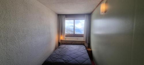 un couloir vide avec une fenêtre dans une chambre dans l'établissement Résidence Vercors - Appartement 7 personnes - Plagne Centre MAE-4474, à La Plagne Tarentaise