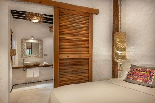 Postel nebo postele na pokoji v ubytování Mawimbi Boutique Hotel