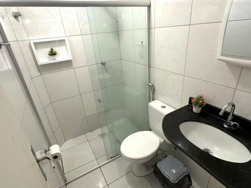 a bathroom with a shower and a toilet and a sink at Fique próximo ao shopping e à Orla in Petrolina
