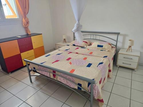 Postel nebo postele na pokoji v ubytování Appartement idéal, à deux pas de la mer, de la gare maritime et du centre-ville