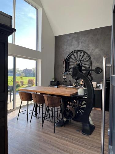 une machine à coudre assise sur une table dans une pièce dans l'établissement Les Villas du Ried, à Daubensand