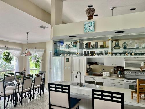 Køkken eller tekøkken på Private Suite in Luxury Home