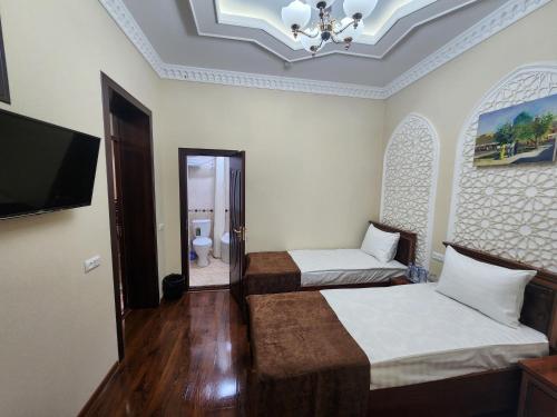 Postel nebo postele na pokoji v ubytování Muhtasham Hotel in Ichan Qala
