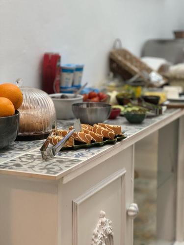 Makanan di atau berdekatan rumah tamu ini