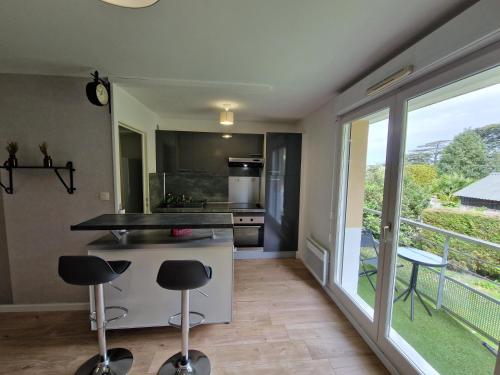 - une cuisine avec un comptoir et des chaises dans la chambre dans l'établissement Gîte la Broceliande, à Blois