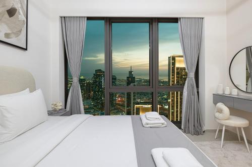 Una cama o camas en una habitación de Great View from 63th Floor! Amazing Pool with Burj View! Grande Signature!