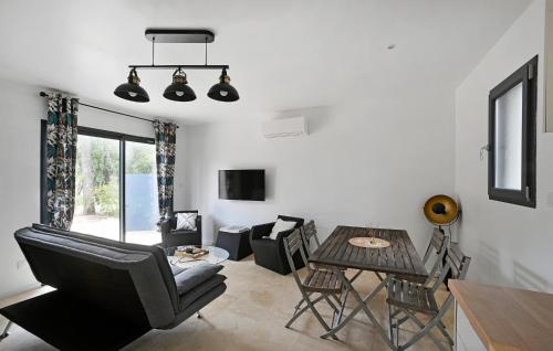 un salon avec une table et une salle à manger dans l'établissement Lovely Home In Saint-Bauzille-De-Mont, à Buzignargues