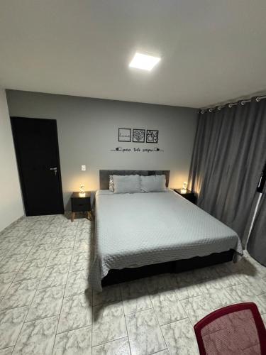 a bedroom with a large bed in a room at confortavel como sua propria casa in Uberlândia