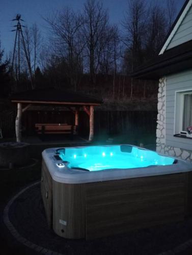 a hot tub in the yard of a house at Willa Ale Góry Dom na wyłączność , Beskid Żywiecki in Korbielów
