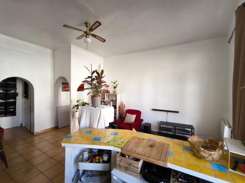 - un salon avec une table et un ventilateur de plafond dans l'établissement Near of Beach Catalan, à Marseille