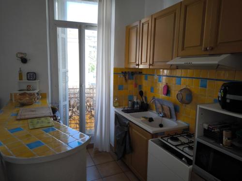 une petite cuisine avec un évier et une cuisinière dans l'établissement Near of Beach Catalan, à Marseille