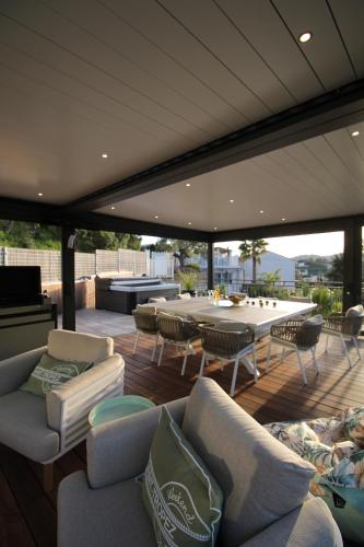 Uma área de estar em Villa Stella-Jacuzzi, Piscine, Calme-Parking