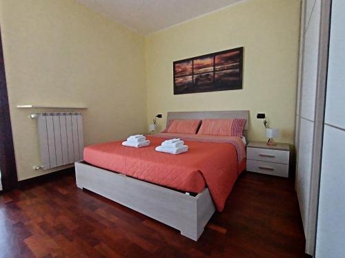 a bedroom with a bed with two towels on it at Appartamento dei Salici in Gallarate