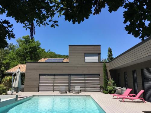 une maison avec une piscine devant une maison dans l'établissement Magnifique Studio dans Villa Contemporaine au Calme avec Piscine & Parking Privé à Beaumont les Valence & Montéléger, à Beaumont-lès-Valence
