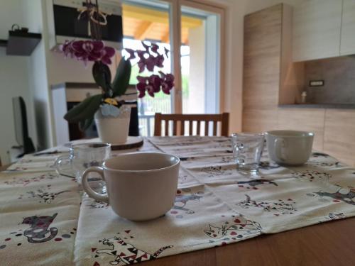 a table with two cups on top of it at Loft Panoramico Valle dei Laghi in Vezzano
