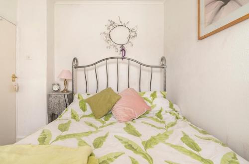 Ένα ή περισσότερα κρεβάτια σε δωμάτιο στο 2 Hall cottages